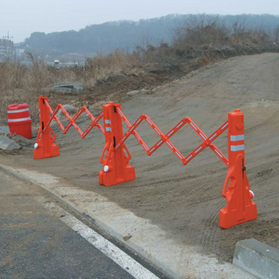 expandable-road-safety-barricade-4